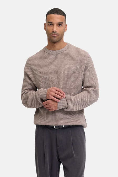 Beige ronde hals trui van PREMIUM by JACK & JONES, met lange mouwen en grijze pantalon.