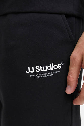 Zwarte joggingbroek van JACK & JONES JEANS INTELLIGENCE, met logoprint op de voorkant en steekzak.
