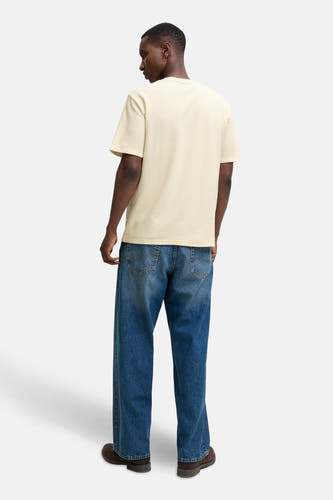 Beige T-shirt met korte mouwen van CORE BY JACK & JONES, met een subtiele textuur, gedragen met jeans en bruine schoenen.