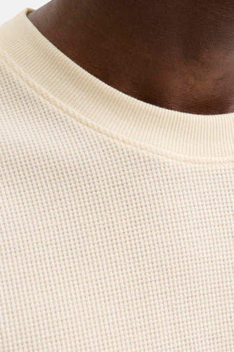 T-shirt beige à manches courtes de CORE BY JACK & JONES, gros plan du col rond côtelé.