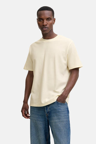T-shirt beige à manches courtes de CORE by JACK & JONES, avec un motif rayé et une étiquette sur le côté.