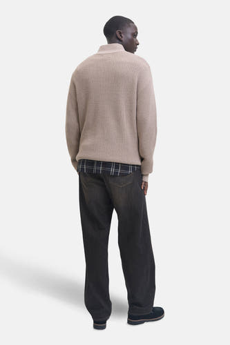 Beige trui van PREMIUM by JACK & JONES, met lange mouwen, brede ribbels en een overhemd onder de trui.
