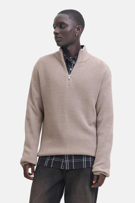 Beige trui van PREMIUM by JACK & JONES, met een rits en een plaid overhemd eronder.