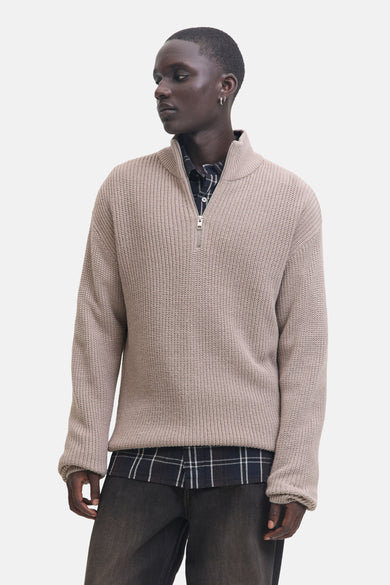 Beige trui van PREMIUM by JACK & JONES, met een rits en een plaid overhemd eronder.