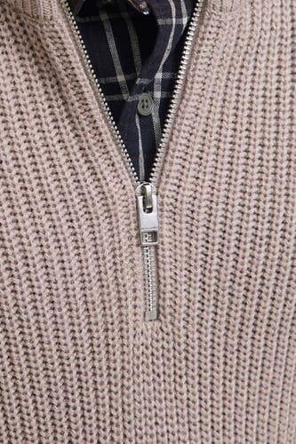 Beige trui van PREMIUM by JACK & JONES, met een halve rits en zichtbaar overhemd met ruitpatroon.