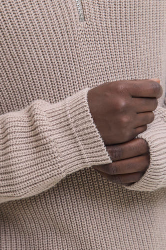 Beige trui van PREMIUM by JACK & JONES, met een grove knit textuur en donkere handen.
