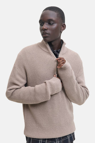 Beige trui van PREMIUM by JACK & JONES, met rits en lange mouwen over een geruit overhemd.

