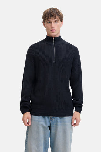 Blauwe trui van PREMIUM by JACK & JONES met een rits aan de voorkant, gedragen met een jeans.

