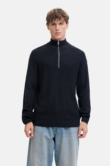 Blauwe trui van PREMIUM by JACK & JONES met een rits aan de voorkant, gedragen met een jeans.
