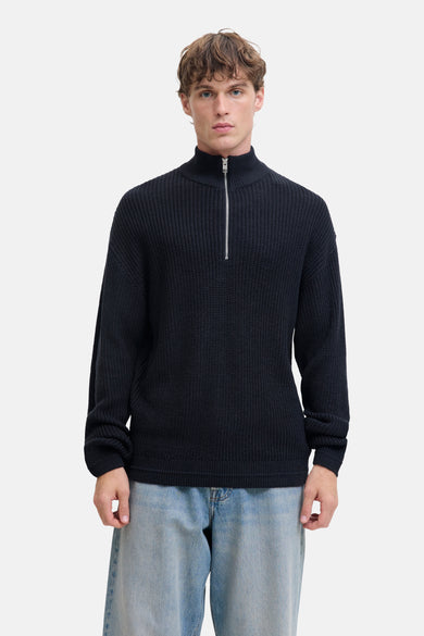 Blauwe trui van PREMIUM by JACK & JONES met een rits aan de voorkant, gedragen met een jeans.
