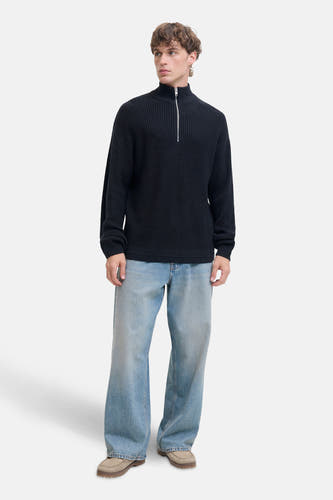 Blauwe trui met rits van PREMIUM by JACK & JONES, gedragen met wijde jeans en suède schoenen.
