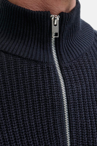 Blauwe trui van PREMIUM by JACK & JONES, met een hoge kraag en zilverkleurige ritssluiting.