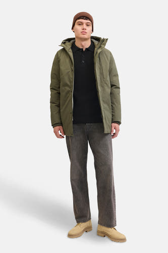 Pull-over noir à col V de PREMIUM par JACK & JONES, porté avec une veste olive, un chapeau et un pantalon gris.