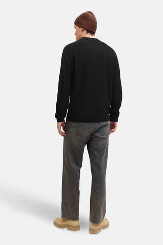 Pull V encollet PREMI de by by by & J J, texture texture texture texture textureée combinées avec avec gris gris et une casquette marron.