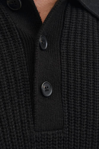 Gilet noir à col V de PREMIUM by JACK & JONES, avec des détails de boutons et une texture tr tricot visible.