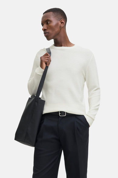 T-shirt blanc à col rond de CORE BY JACK & JONES, avec des finitions rayées et associé à un pantalon noir et une sacoche.
