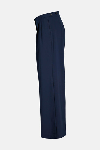 Blauwe kostuumbroek van JJXX, met plooien aan de voorkant en knoopdetail in de taille, zijaanzicht.
