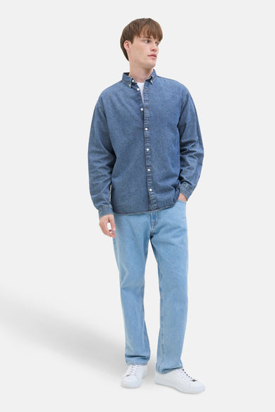 Jeanshemd van mid blue denim van JJREBEL, met lange mouwen en witte knopen.