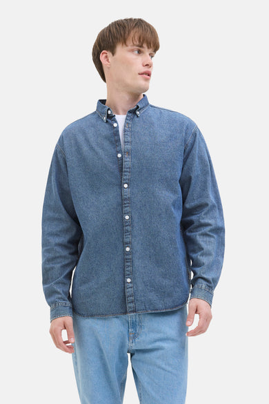 Jeanshemd van midblauw denim van JJREBEL, met lange mouwen en een knoopsluiting.