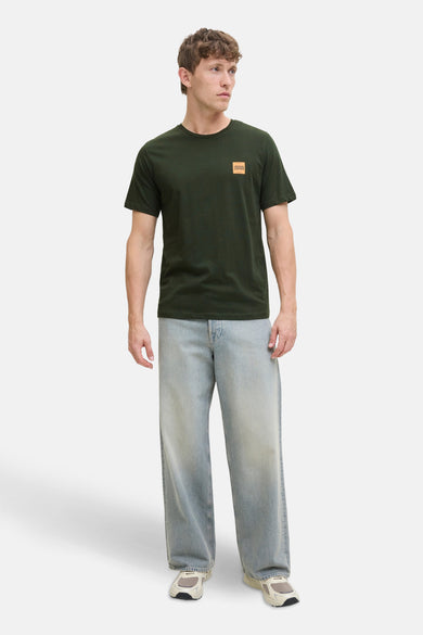 Groen T-shirt met korte mouwen van ORIGINALS BY JACK & JONES, met een klein logo op de borst en gecombineerd met wijde jeans.
