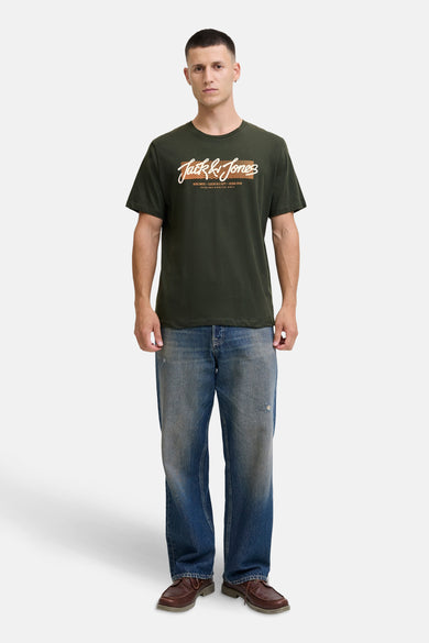 T-shirt vert de mantes courtes manSS BY JACK & J J, avec un imprimé sur l'avant, associé à des jeans et des chaussures marrons.