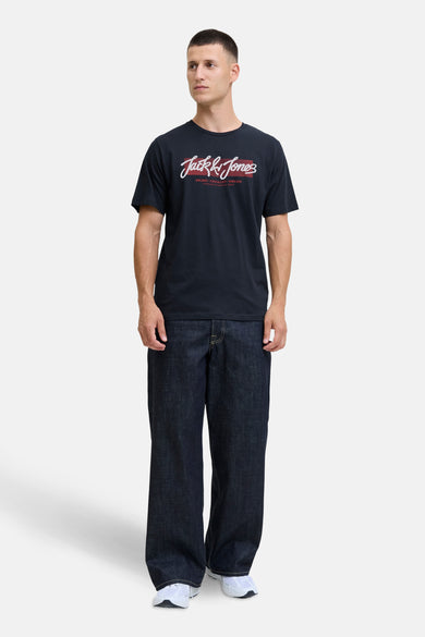 Blauw T-shirt met korte mouwen van ORIGINALS BY JACK & JONES, met een logo op de borst, gecombineerd met een donkere jeans.

