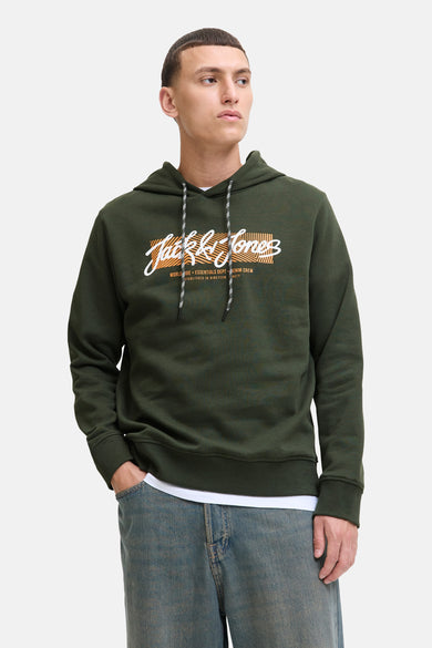 Pull-over vert de cap ORIGINALS BY JACK & &ONES, avec des cordons blancs et un imprimé sur la poitrine, associé à un T-shirt blanc et des jeans.