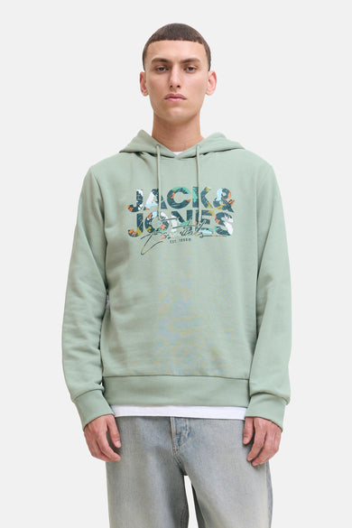 Pull-over vert de capotSSS JACK & & JONES avec une impression im couleur sur la poitrine et des manches longues.