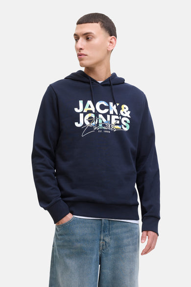 Pull-over bleu avec capuche d'ORIGINALS par JACK & JONES, avec logo sur la poitrine, associé à des jeans larges et des chaussures en cuir.