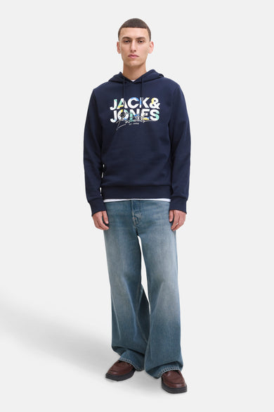 Blauwe sweater met kap van ORIGINALS by JACK & JONES, met logo op de borst, gecombineerd met wijde jeans en leren schoenen.