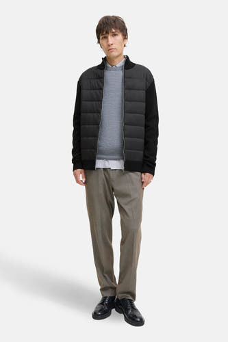 Zwart gilet van CORE BY JACK & JONES, met lange mouwen en een geribbelde kraag, gecombineerd met een grijze trui en bruine pantalon.
