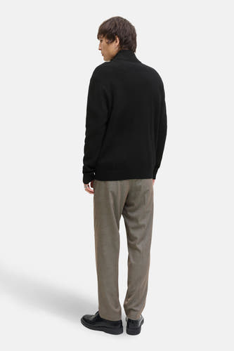 Zwart gilet van CORE BY JACK & JONES, met lange mouwen, hoge kraag, gecombineerd met bruine pantalon en zwarte schoenen.