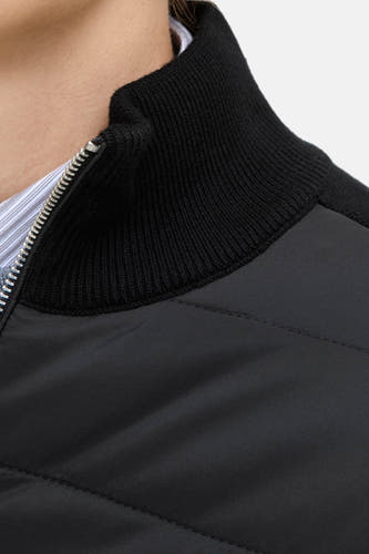 Zwart gilet van CORE BY JACK & JONES, met een gebreide kraag en zichtbare ritssluiting.