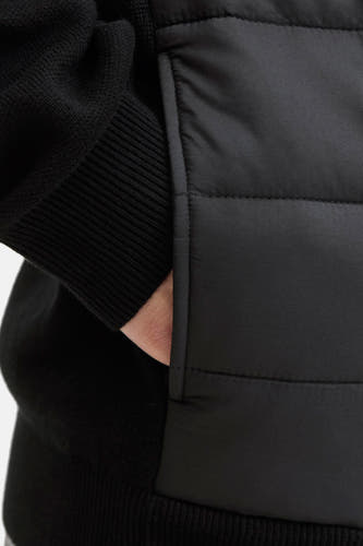 Zwart gilet van CORE BY JACK & JONES, met hand in de zak en een gewatteerd patroon.