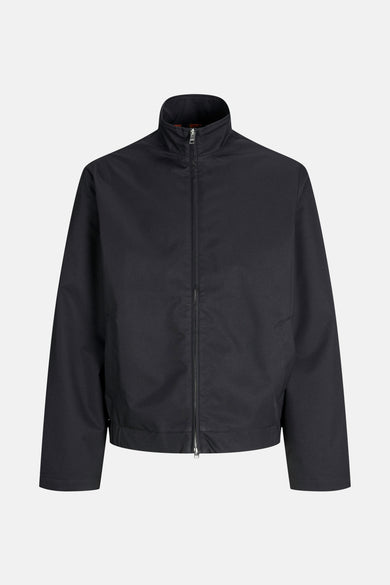 Zwarte, korte jas van JJREBEL met ritssluiting en opstaande kraag.