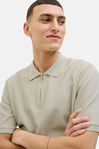 Beige polo met korte mouwen van PREMIUM by JACK & JONES, met een kleine ritssluiting en een logo.