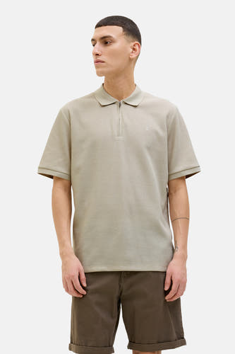 Beige polo met korte mouwen van PREMIUM by JACK & JONES, met een subtiel wafelpatroon en ritssluiting.