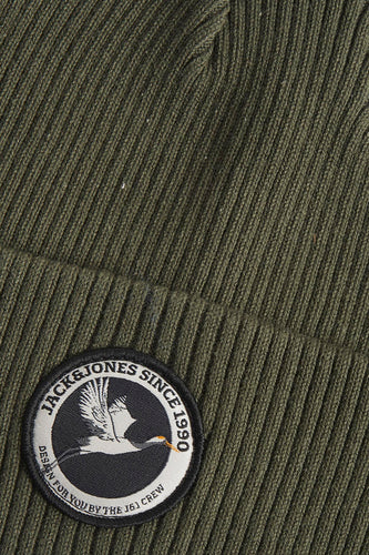 Groene muts van Jack & Jones, met ribgebreide textuur en logo-embleem.