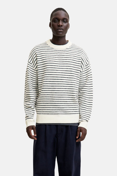 Ecru trui met ronde hals van ORIGINALS BY JACK & JONES, met donkere strepen en gedragen met een donkere broek.
