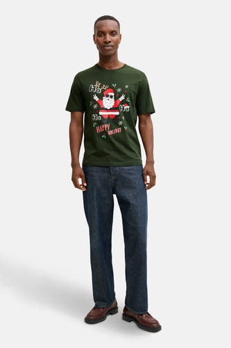Groen T-shirt met korte mouwen van ORIGINALS BY JACK & JONES, met kerstthema-opdruk, gedragen met jeans en bruine schoenen.
