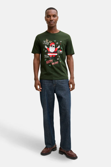 T-shirt vert de mantes mantsmanSSSSSS & J, avec d dème thème Noël, à porter avec des jeans et des chaussures marrons.