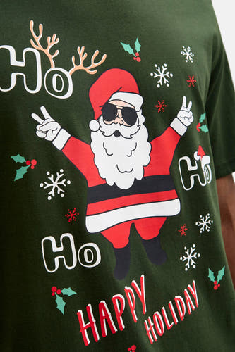 T-shirt vert de mantes mantsesSSSSSS & J J J J un un un un unman et avec une imprimé d'un homme de Noël et le texte "Joyeuses Fêtes".