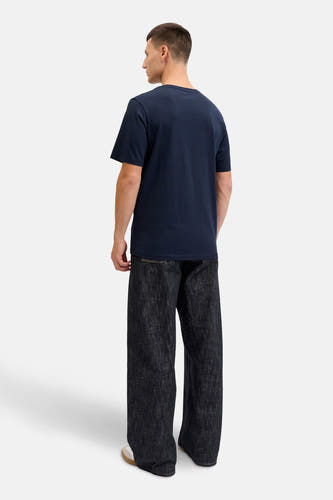 Blauw T-shirt met korte mouwen van ORIGINALS BY JACK & JONES, gedragen met wijde jeans.