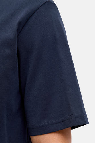 Blauw T-shirt met korte mouwen van ORIGINALS BY JACK & JONES, close-up van de mouw met stikseldetails.