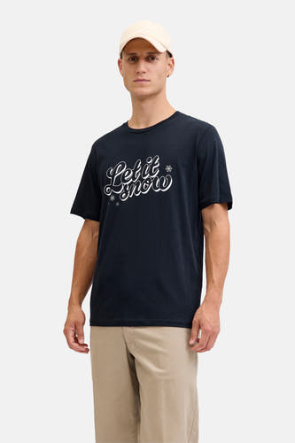 Donkerblauw T-shirt met korte mouwen van ORIGINALS BY JACK & JONES, met witte "Let it snow" tekst en sneeuwvlokken.
