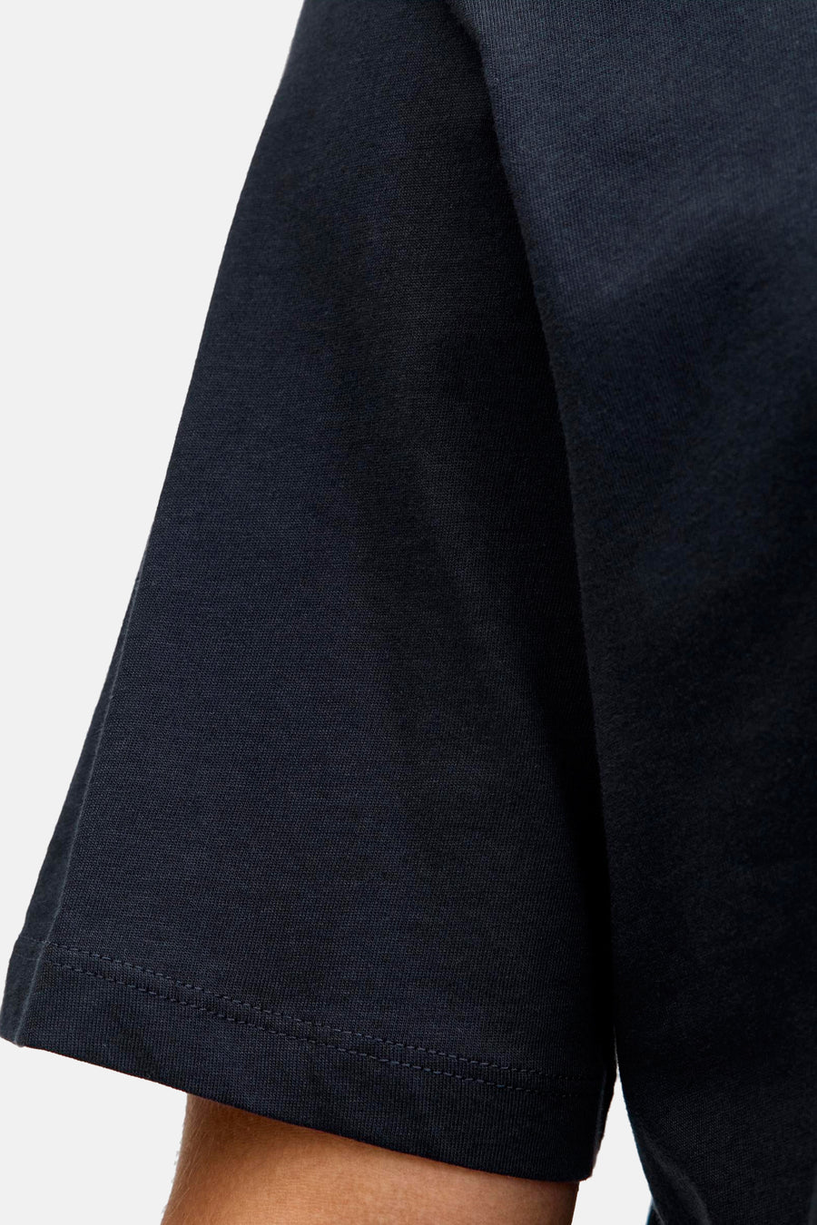 Donkerblauw T-shirt, mouwdetail.
