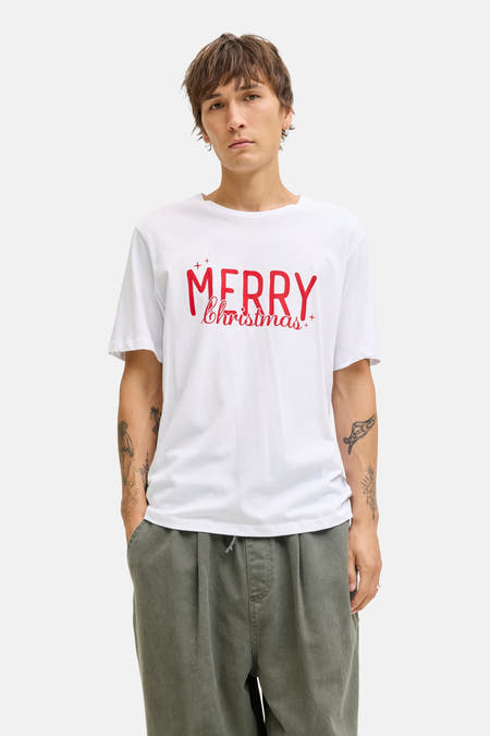 Wit T-shirt met korte mouwen van ORIGINALS BY JACK & JONES, met rode 'Merry Christmas' opdruk en gedragen met olijfgroene broek.