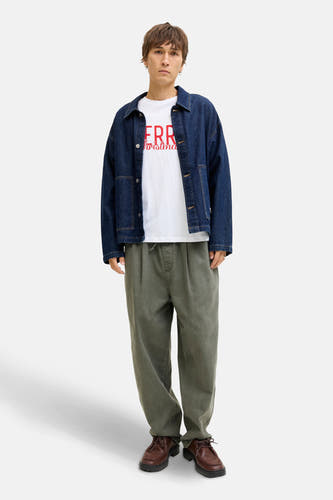 T-shirt blanc à manches courtes d'ORIGINALS BY JACK & JONES, avec une impression "Joyeux Noël" rouge, porté sous un blouson de denim bleu.