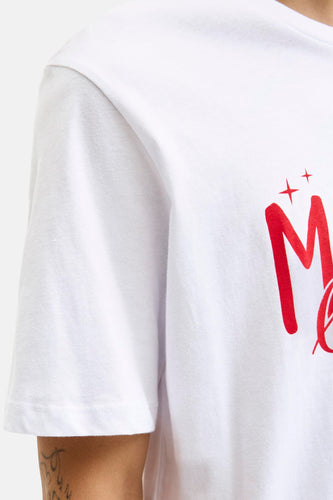 Wit T-shirt met rode opdruk.