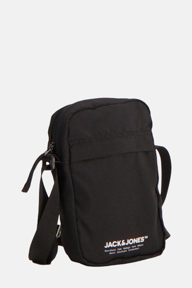 Zwarte schoudertas van ACCESSORIES BY JACK & JONES, met een verstelbare riem en het merklogo in wit op de voorzijde.